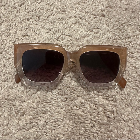 GUC Oversized Sunglasses - Picture 2 of 5